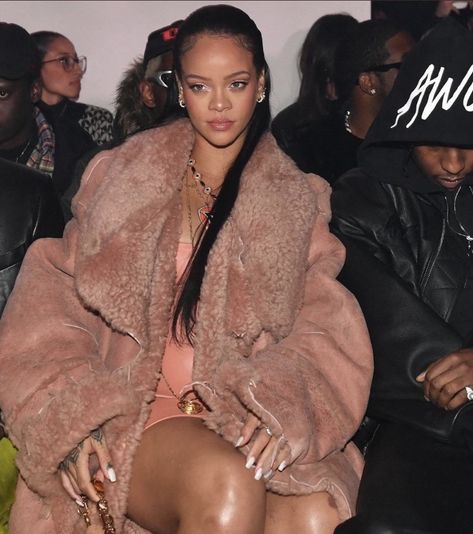 Rihanna Fur, Off White Fashion Show, Rihanna Fenty Beauty, Rihanna Outfits, Rihanna Looks, Rihanna Style, Stylish Celebrities, Bad Gal, Rihanna Fenty