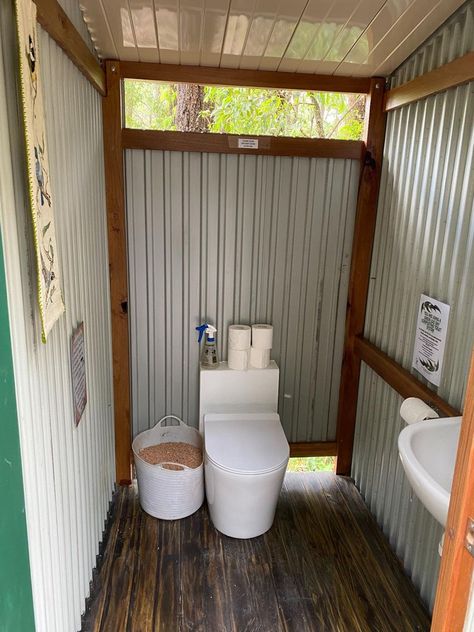 Outdoor Compost Toilet, Off Grid Toilet Diy, Self Composting Toilet, Outdoor Shower Toilet Combo, Diy Outhouse Bathroom Composting Toilet, Compost Toilet Tiny Houses, Diy Off Grid Bathroom, Compost Toilet Outhouse, Outhouse Bathroom Ideas Diy