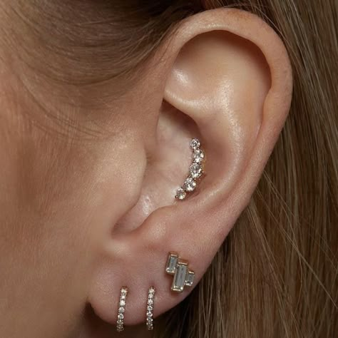 Ear Conch Piercings, Percing Conch, Conch And Flat Piercing, Conch Piercing Aesthetic, Types Of Ear Piercings Chart, Conch Stud Piercing, Flat Piercing Ideas, Conch Piercing Stud, Ear Piercings Conch