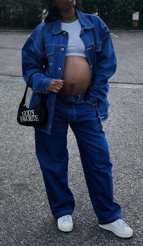 maternity streetwear Stylish Maternity Outfits Fall, Pregnant Women Fashion, Pregnancy Belly Photos, Trendy Maternity Outfits, Maternity Photography Poses Pregnancy Pics, Maternity Photoshoot Outfits, Preggo Fashion, Pretty Pregnant, Blue Jean Outfits