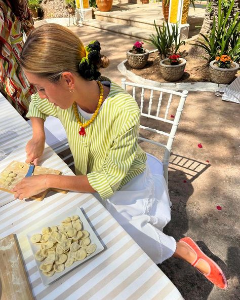 @claudiaparrast cooking pasta with pulpo🐙💛 tell me a better way to style it #fashion #portuguesefashion #spanishfashion #portuguesegirlie #chunkyfashion #jewelry #modaespañola #handmadejewelry Colorful Necklace Outfit, Spanish Jewelry, Glass Octopus, Summer Beads, Octopus Necklace, Cooking Pasta, Girl Therapy, Octopus Pendant, Smart Glass