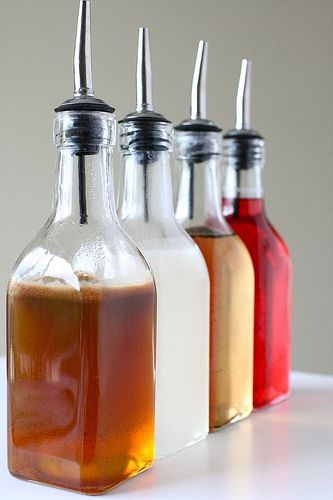 DIY syrups Diy Iced Coffee, Homemade Coffee Syrup, Coffee Syrups, Caramel Coconut, How To Make Ice Coffee, Coconut Syrup, Coffee Hacks, Homemade Syrup, Raspberry Syrup