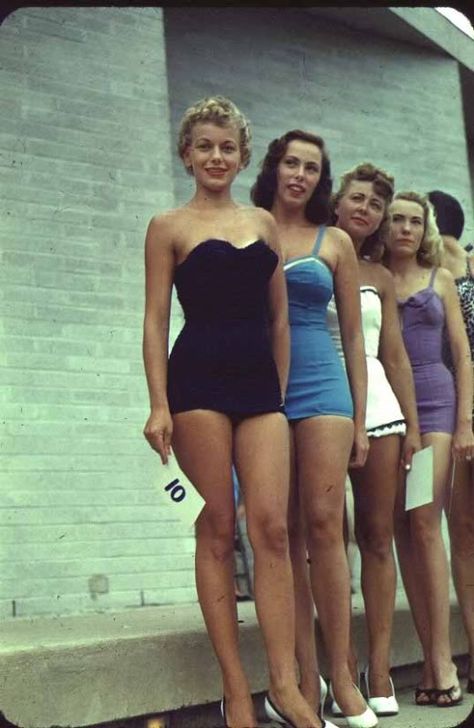 Hope these ladies got their base tans! #springbreak #vintage #throwbackthursday 1950s Swimwear, Vintage Inspired Swimsuit, Vestidos Pin Up, Vintage Bathing Suits, Vintage Swim, Vintage Swimwear, Vintage Swimsuits, Photo Vintage, Vintage Glamour