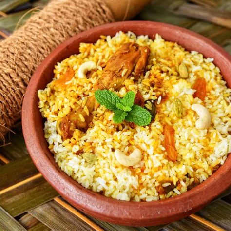 Thalassery biryani is different from other kinds of biryani as it is made with kaima rice, which is aromatic. It is a part of Mappila cuisine.  Before Thalassery was colonised, it was the congregation ground for nearby kingdoms, and a place for Arab merchants to trade. The town saw Kerala’s first bakery in 1880 and also India’s most influential circus institute. Thalassery biryani has Malabari, Mughal and Arab influences. The Mughals first brought the biryani from Samarkand and the dish lat Thalassery Biriyani, Thalassery Biryani, Beef Biryani Recipe, Rice And Meat, Beef Biryani, Cooking Bowl, Roasted Cashews, Biryani Recipe, Garlic Paste