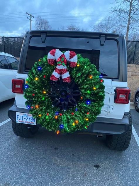 Jeep Tire Christmas Wreath Diy, Jeep Spare Tire Halloween Decorations, Holiday Jeep Decorations, Grinch Jeep Decorations, Jeep Spare Tire Christmas Wreath, Jeeps Decorated For Christmas, Christmas Jeep Wrangler, Jeep Tire Christmas Wreath, Tire Wreath Christmas