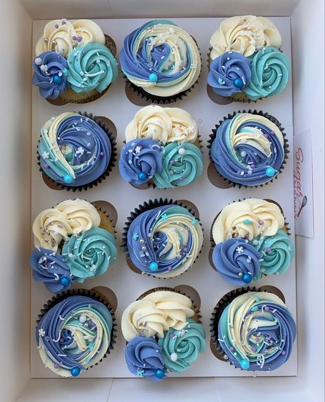 Momma Mia Cake, Abba Cupcakes, Mama Mia Desserts, Mamma Mia Desserts, Mama Mia Cupcakes, Mamma Mia Cupcakes, Blue Cupcake Ideas, 21st Birthday Diy, Queen Birthday Party