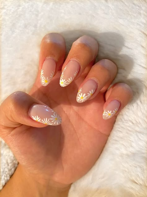 White Flower Tip Nails, Daisy Nails Acrylic Coffin, Cream Nails With Flowers, Yellow Nails With White Flowers, Square Daisy Nails, Light Yellow Nails With Flowers, White Nails With Yellow Flower, Flowers On White Nails, Light Yellow Nails Acrylic