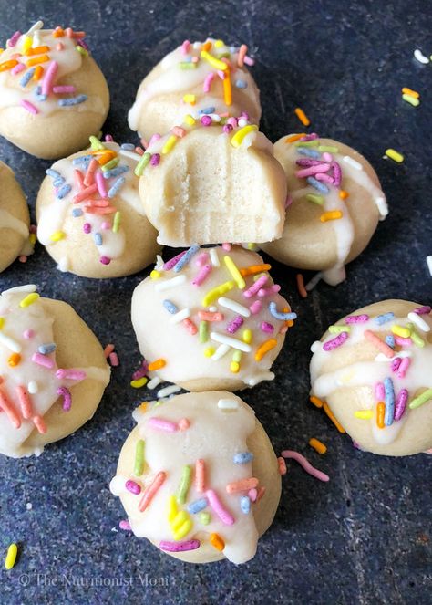 These Birthday Cake Protein Truffles are keto, low carb, sugar-free, and high in protein while also being gluten-free! A festive treat. Birthday Cake Protein, Protein Truffles, Protein Mug Cakes, Protein Baking, High Protein Desserts, Protein Cake, Protein Treats, Protein Powder Recipes, Protein Desserts