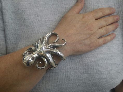 Silver octopus bracelet Kraken Jewelry, Squid Jewelry, Spider Society, Octopus Bracelet, Jewellery Workshop, Octopus Jewelry, Animal Themed Jewelry, Silver Jewelry Design, Jewelry Workshop