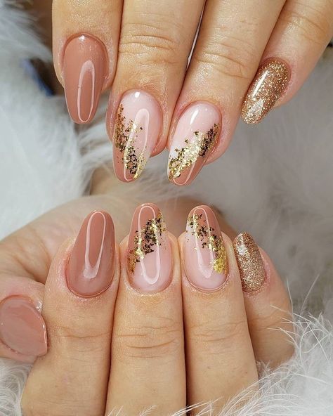 Almond Nails Pink, Gold Gel Nails, Nail Polish Art Designs, Elegant Touch Nails, Bridal Nails Designs, Nails Yellow, Gel Nail Art Designs, Fall Nail Trends, Nude Nail Designs