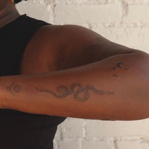 Fine Line Tattoo Black Skin, Tattoo Dark Skin, Dark Skin Tattoo, Earthy Tattoos, Tattoo Dark, Tattoo Board, Tattoo Aesthetic, Tattoo Skin, Flower Tattoo Arm