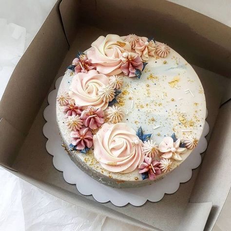 Cake Decorating Flowers, Buttercream Flower Cake, Cake Inspo, Beautiful Birthday Cakes, Birthday Cake Decorating, White Cake, Fancy Cakes, Party Cake, Food Cakes