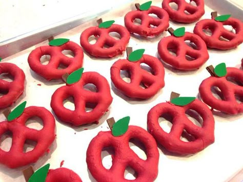 Apple Pretzels, Kindergarten Party, Diy Apple, Apple Activities, Snow White Party, Back To School Party, School Treats, Kindergarten Teacher, School Party