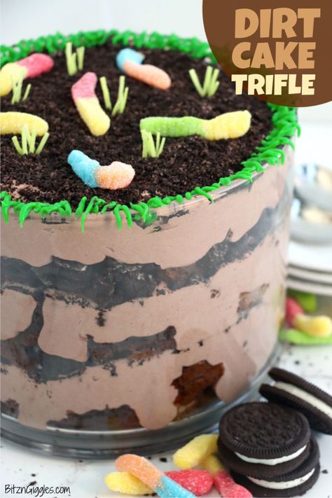 Dirt Cake Trifle - This dirt cup trifle has delicious layers of rich brownies, chocolate pudding, whipped topping, and Oreos, garnished with gummy worms and edible grass! Dirt Cake Trifle, Dirt Cake With Gummy Worms, Dirt Cake Cookies, Dirt Cake Cups, Dirt Cups Recipe, Adorable Desserts, Chocolate Dirt, Oreo Dirt Cake, Cake Trifle