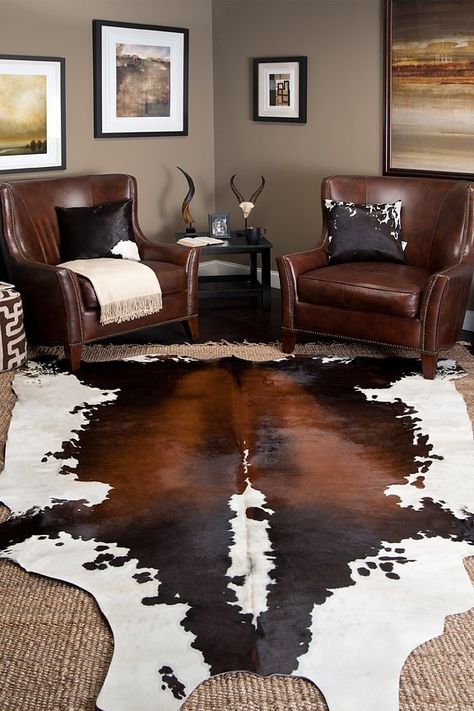 Cowhide Rug Living Room, Cow Rug, Chic Living Room Decor, Boho Chic Living Room, Casa Country, Cowhide Rugs, Western Home, Leather Chairs, Cowhide Rug