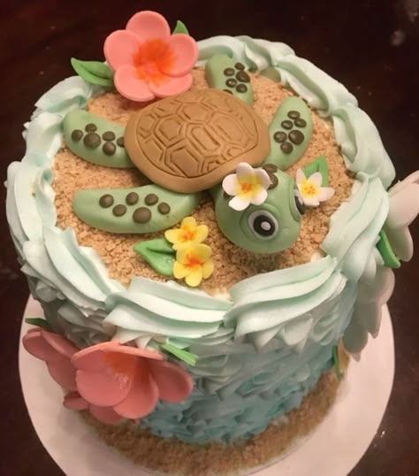 Preppy Cake Ideas Aesthetic, Elegant Hawaiian Cake, Turtle Decorations Party, Beachy Cakes Birthday, Turtle Themed Cake, Summer Bday Cakes, Sea Turtle Cake Ideas, Sea Turtle Cake Birthdays, Coconut Girl Birthday Party