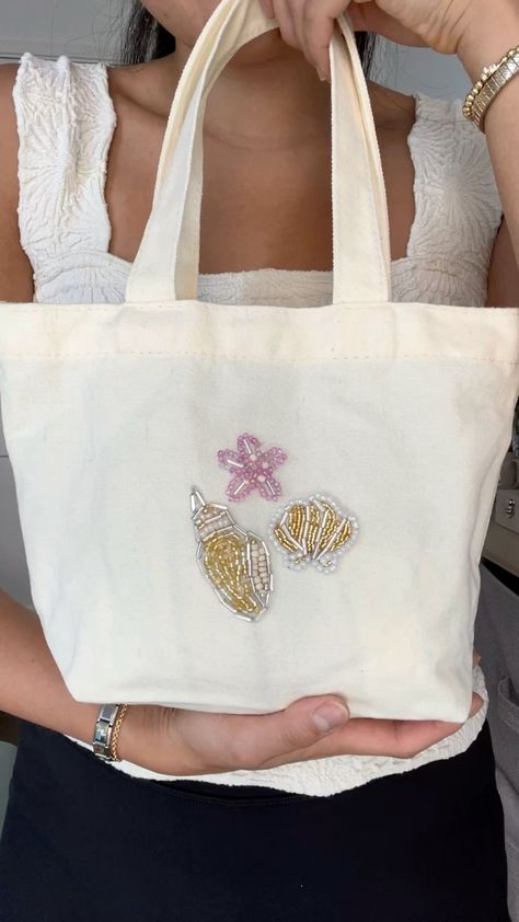 diy mini totes 👜🤏🏼🥹- #DIY #Mini #totes Check more at https://howcandothis.com/diyideas/diy-mini-totes-%f0%9f%91%9c%f0%9f%a4%8f%f0%9f%8f%bc%f0%9f%a5%b9/ Beaded Canvas Painting, Beaded Embroidery Purse, Beaded Embroidery Bag, Bead Embroidery Bag, How To Sew Beads On Fabric, Beaded Tshirts, Toat Bag, Jewellery Embroidery, Beaded Tote Bag