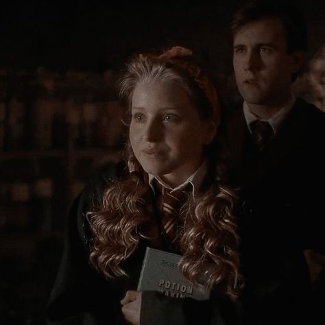 Lavender Brown Icon, Lavender Harry Potter, Lavender Brown Aesthetic, Brown Aesthetic Icon, Hp Icons, Dr Characters, Harry Potter Marathon, Hp Characters, Hogwarts Uniform