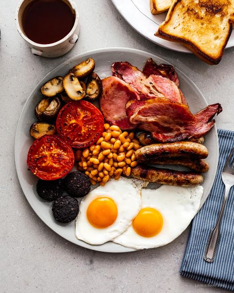 How to make a full english breakfast | www.iamafoodblog.com Full English Breakfast Ideas, Uk Breakfast Ideas, Full Breakfast Ideas, Cafe Breakfast Ideas, English Breakfast Ideas, English Breakfast Recipe, Full English Breakfast Recipe, English Meals, Uk Breakfast