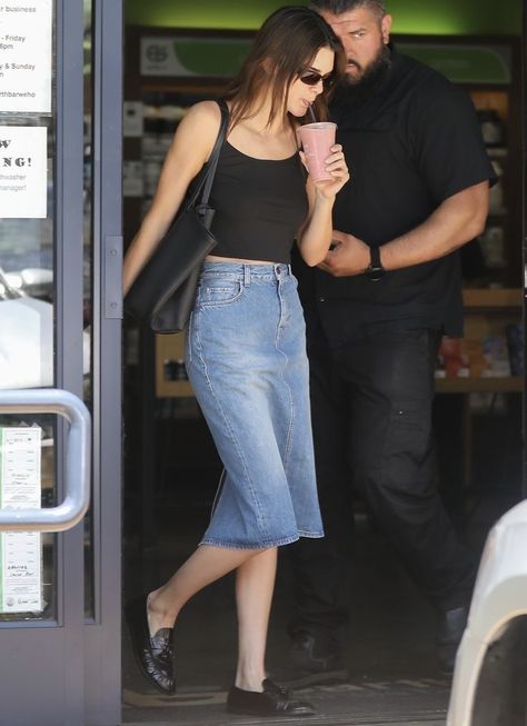 Outfit Kendall Jenner, Kenny Jenner, Kylie Style, Kendall Jenner Outfits Casual, Denim Skirt Outfit, Classy Street Style, Kendall Jenner Street Style, Jean Skirt Outfits, Long Jean Skirt