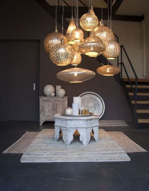 Installer une suspension en fer perforé Dekorasi Maroko, Modern Moroccan Decor, Luxury Bedroom Lighting, Moroccan Decor Living Room, Blitz Design, Moroccan Chandelier, Bright Furniture, Moroccan Bedroom, Moroccan Home Decor