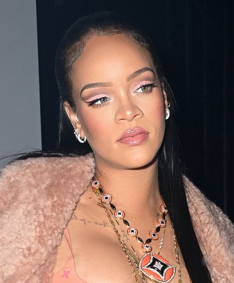 ` on Twitter: "Rihanna is so gorgeous 😍😍… " Rihanna Pink, Rihanna Makeup, Cut Crease Eye Makeup, Eye Makeup Cut Crease, Ideal Aesthetic, Pink Smokey Eye, Cut Crease Eye, Different Makeup Looks, Pink Eye Makeup