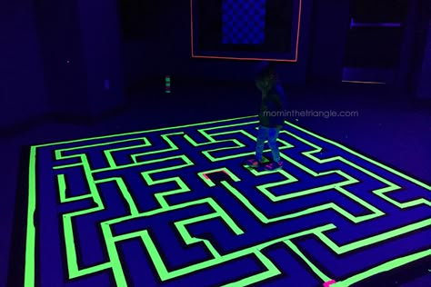 Glow Games, Glow In Dark Party, Glow Halloween, Laser Tag Party, Glow Birthday Party, Dance Themes, Neon Birthday, Blacklight Party, Glow Birthday