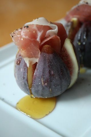 Stuffed Figs, Fig Recipes, Fresh Figs, Finger Food Appetizers, Snacks Für Party, Food Platters, Yummy Appetizers, Naan, Food Recipe