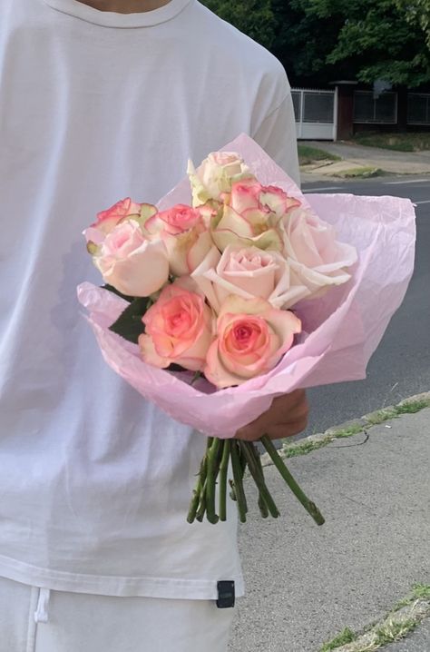 Flowers Given By Boyfriend, Soft Pink Roses Aesthetic, Pink Man Aesthetic, Couple Pink Aesthetic, Romantic Flowers Aesthetic, Boyfriend With Flowers, Man With Flowers In Hand, Couple Flowers, Pink Couple Aesthetic