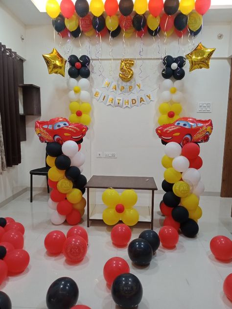 Birthday Decorations At Home For Kids, Car Theme Birthday Party Decorations, Car Theme Decoration Ideas, Kids Birthday Decorations At Home, Balloon Decoration At Home, Transportation Birthday Party, Arch Balloon, Surprise Birthday Decorations, Birthday Room