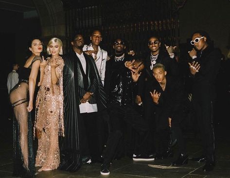 Kendall, Kylie, Sean Diddy, Wiz Khalifa, Travis Scott, Jaden Smith and the Migos Kylie Jenner Fotos, Kylie Travis, Met Ball, King Kylie, Kendall And Kylie Jenner, Hip Hip, Kendall And Kylie, Kardashian Jenner, Black Excellence