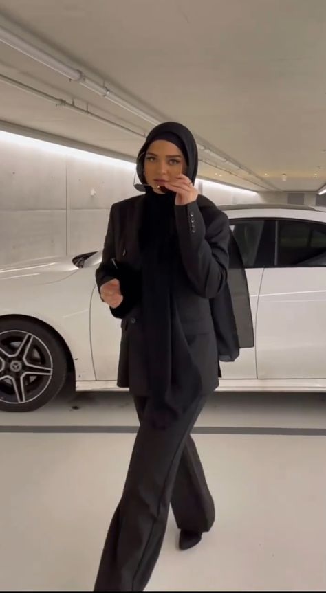 Modest Lawyer Outfit, Hijabi Lawyer Outfit, Hijab Suit Outfit, Black Classy Outfits For Women, Hijabi Lawyer, All Black Suit Women, Hijabi Blazer Outfit, All Black Hijab Outfit, Hijab Business Outfit