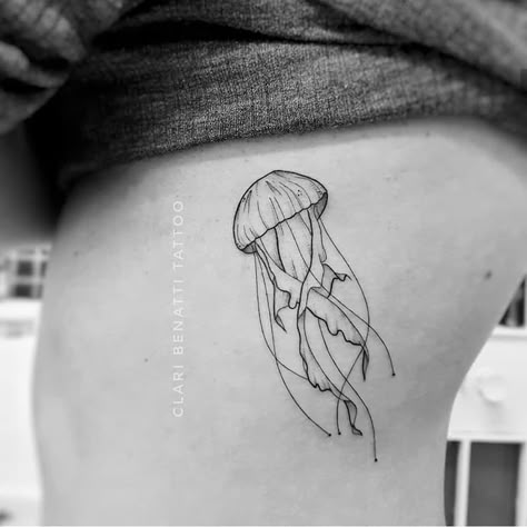 Enfp Tattoo Ideas, Feminine Jellyfish Tattoo, Jelly Fish Tattoo Simple, Jellyfish Tattoo Minimalist, Simple Jellyfish Tattoo, Trend Tattoos, Unique Minimalist Tattoo, Tattoo Jellyfish, Stingray Tattoo