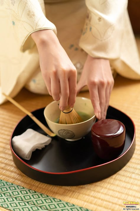 Japanese Tea Ceremony Aesthetic, Japanese Tea Aesthetic, Geisha Aesthetic, Tea Ceremony Japan, Tokyo Debunker, Matcha Lover, Green Drinks, Tea Culture, Japanese Tea Ceremony