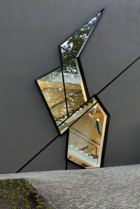 that's quite a window (Extension to the Felix Nussbaum Haus) // Studio Daniel Libeskind Deconstructivism, Building Inspiration, Daniel Libeskind, Modern Architecture Building, Zaha Hadid, Facade Architecture, Facade Design, Architectural Inspiration, Window Design