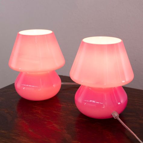 Vintage fuchsia mushroom lamp in murano glass, height 18cm, made in italy design table lamp, available in pairs and in various colours!  conditions: for a vintage piece it is in practically perfect and never used condition: no heavy scratches, no defects, no cracks, no missing parts.  type: table lamp glass colour: fuchsia (other colors on request) dimensions: l18 x h19 cm (7" w x 7.4" h)  bulbs: 1 light 110v usa/220v eu for e12/e14 bulbs (not included)  european plug (up to 250v).the wiring of Small Bedside Table Lamp, Red Glass Lamp, Fun Lamps, Glass Bubble Lamp, Small Bedroom Ideas For Women, Eclectic Lamps, Lover House, Table Lamp Glass, Weird Furniture