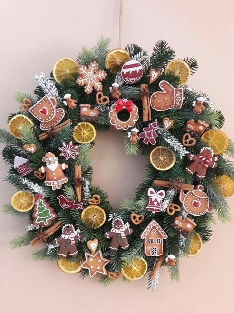 Gingerbread Wreath Diy, Christmas Krans, Christmas Crafts Wreaths & Garlands, Vintage Christmas Wreaths, Unique Christmas Wreaths, Cookie Wreath, Dekoratívne Vence, Wreaths Ideas, Christmas Decoration Ideas