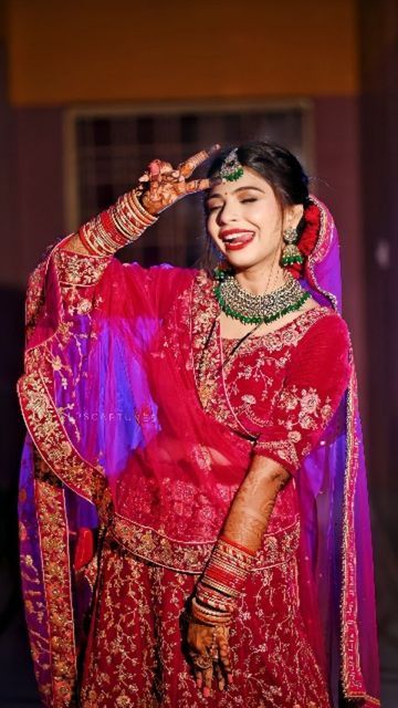 Bride Funny Poses, New Dulhan Pose 2023, Bride Closeup Poses, Wedding Single Poses, Sadi Clojap Photo, Brid Pose, Bridal Shoot Poses Indian, Singal Dulhan Pose, Dulhan Single Pose