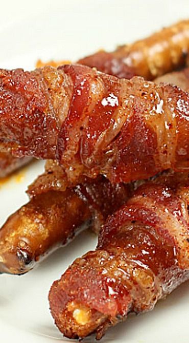 Bacon Wrapped Pretzels with Brown Sugar and Cayenne Glaze Candied Bacon Pretzels, Bacon Wrapped Pretzel Rods, Bacon Wrapped Pretzels, Bacon Wrapped Breadsticks, Bacon Pretzels, Pretzel Party, Pretzel Recipes, Movie Food, Colorado Food