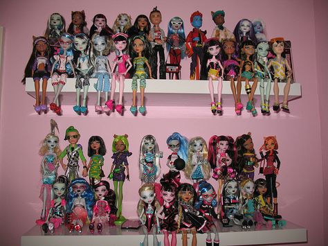 Monster High Display Ideas, Doll Collection Display, Collection Display, Doll Collection, Monster High Display, Monster High Collection Display, Monster High Collection, Monster High Bedroom, Monster High Dolls Collection