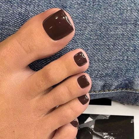 Brown Feet Pedicure, Kim Kardashian Pedicure, Chocolate Toenails, Pedicure Ideas Brown Skin, Brown Toes Acrylic, Pedicure Ideas Brown, Chocolate Brown Pedicure, Brown Pedicure Ideas Toenails, Dark Brown Pedicure