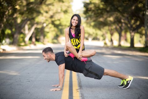 Couples Gym Photoshoot, Gym Wedding Photoshoot, Fitness Couple Photoshoot, Inside Gym, Crossfit Couple, Couples Fitness, Fitness Photoshoot Poses, Engagement Photos Fun, Fitness Couples