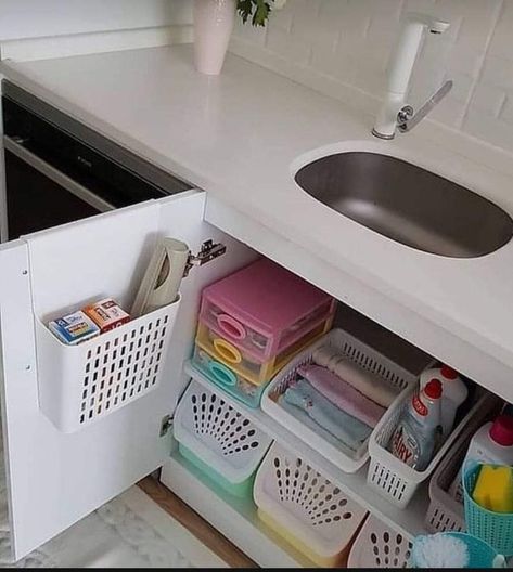 Koti Diy, Kitchen Sink Organization, Kitchen Storage Hacks, Desain Pantry, Kabinet Dapur, Kitchen Organization Diy, Kitchen Organization Pantry, Kitchen Organisation, Small Kitchen Decor