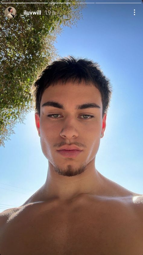 Selfie Men Ideas, Handsome Man Aesthetic, Aesthetic Guy Outfits, Young Men Haircuts, Light Skin Men, Dad Fashion, Head & Shoulders, Aesthetic Guys, Buzz Cut