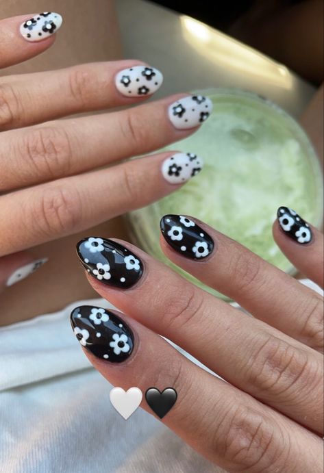 Black And White Tropical Nails, Emo Spring Nails, Black And White Spring Nails, Black Nails With White Flowers, Black Flower Nail Designs, Black Nails With Flower Design, Black And White Flower Nails, Black Flower Nails, Black Floral Nails