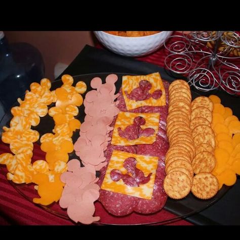 Mickey Mouse Cheese Board, Mickey Mouse Snacks, Salami And Cheese, Mickey Mouse Baby Shower, Disney Dinner, Minnie Mouse Birthday Party, Minnie Birthday, Disney Decor, Mickey Mouse Ears