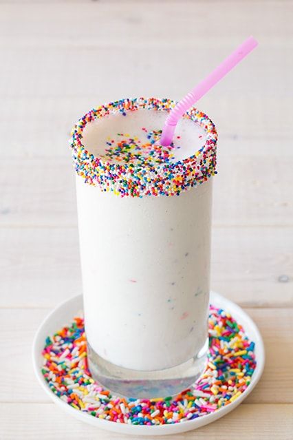 This Birthday Cake Milkshake Recipe uses just three ingredients and comes together in under 5 minutes. This is the best homemade milkshake I've ever made! #birthdaycake #cakebatter #milkshake #milkshakerecipe #vanilla #cookingclassy Birthday Cake Milkshake, Cake Shake, Tasty Drinks, 3 Ingredient Recipes, Confetti Cake, Drink Bar, Dessert Aux Fruits, Insta Inspiration, Delectable Desserts