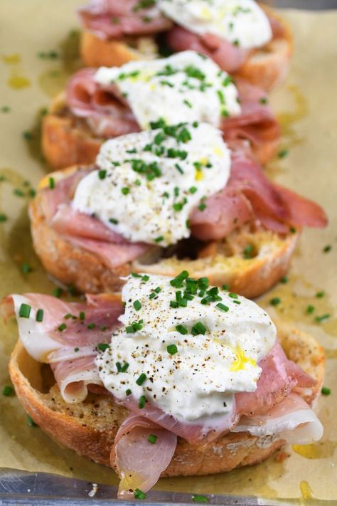 Garlic Burrata Toast, Prosciutto Toast Recipes, Prosciutto Lunch Ideas, Burrata Sourdough Toast, Burrata And Prosciutto, Prosciutto Burrata Sandwich, Italian Aperitivo Food, Prochutto Recipes Prosciutto, Burrata Recipe Appetizers