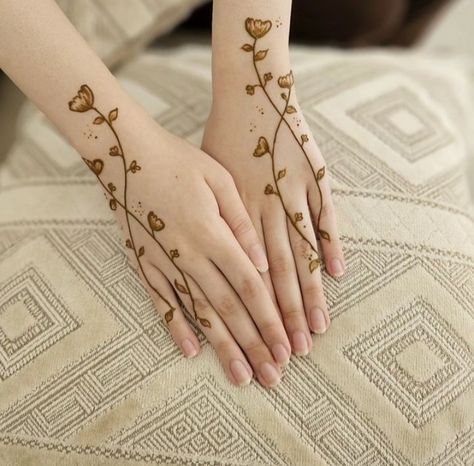 Minimal Hina Design, Hanna Ideas, Minimalistic Henna, Simple Henna Art, Minimal Mehndi, Dubai Henna, Simple Henna Designs Hand, Simple Henna Design, Floral Mehndi