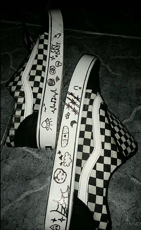 Drawing In Converse Shoes, Things To Draw On Your Shoes Vans, Vans Shoe Drawings, Doodle Art On Shoes, Shoes Design Ideas Drawing, Grunge Shoes Drawing, Doodling On Shoes, Emo Shoes Aesthetic, Converse Ideas Drawing